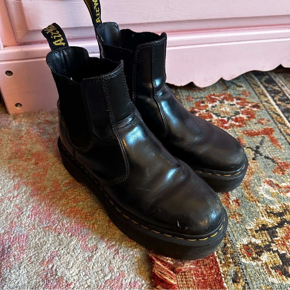 dr. martens quad platform chelsea boots 2976